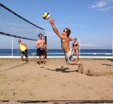 Animateur Joey beim Beachvolleyball